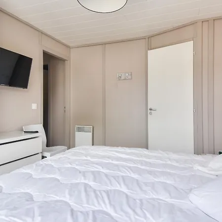 Avec Piscine Chauffee Et Proche Chalet *