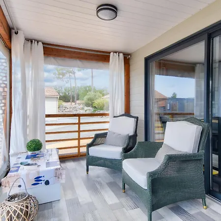 Avec Piscine Chauffee Et Proche Chalet